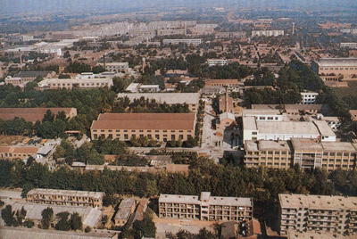 推土机总厂本部厂区。山东推土机总厂成立时，固定资产原值为2569万元，占地面积为517538平方米，构筑面积为170861平方米。