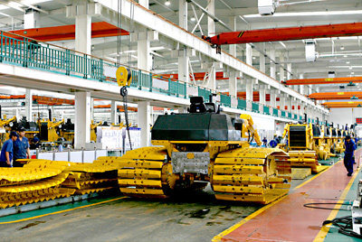 九游老哥J9俱乐部官网90年代建成的国内最大的间歇式推土机总装线