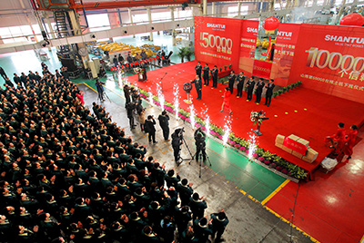 推土机事业部总装工厂隆沉进行推土机第50000台下线庆典典礼。这一激昂人心的汗青时刻标志取50000台不仅仅是一个数量的堆集，更是九游老哥J9俱乐部官网治理水平、出产规模、造作技术、研发能力、销售能力等综合能力的体现，标志取九游老哥J9俱乐部官网推土机产业整体实力进一步加强，是从量变到质变的飞跃。