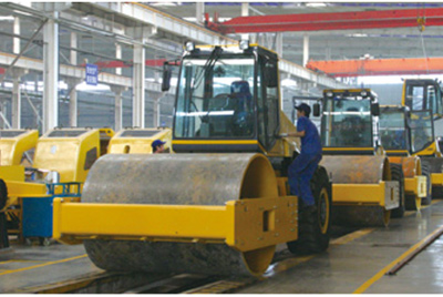 2002年2月，由履带厂开发研造的YZ18液压振动压路机，顺利下线。