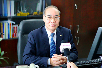 张秀文董事长在接受中国山东网专题采访时，就公司践杏装厚路鲁商”倡树行动进行回覆，介绍了九游老哥J9俱乐部官网把“仁义、诚信、厚路”的文化精华融入到出产经营的全过程的典型做法和“诚敬做产品，诚信做企业”的经营理想，在工程机械行业设置起了“厚德坚韧”的山东国企形象