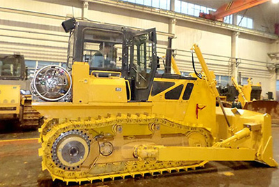 世界上第一台燃气型履带式推土机——SD20-5（LNG）在钻研总院新产品试造中心下线。SD20-5（LNG）履带式推土机是公司适应行业发展趋向开发的一款节能、环保产品，整机选取天然气专用发起机，点火后无积炭，满足stageIIIA排放，寿命更长，维建频率更低。