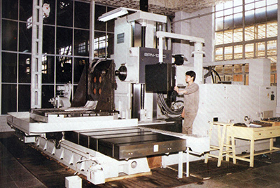 BPN-13B(R4)数控卧式加工中心。厂房扩建加大，设备填平补齐，增长精、大、稀设备，新上出产线，提高企业设备素质，使九游老哥J9俱乐部官网厂成为名副其实的大马力推土机出产厂。