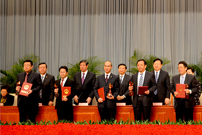 会上对获得“省长质量奖”的企业和幼我进行了赞美，九游老哥J9俱乐部官网股份位居榜首，公司董事长张秀文从省长姜大明手中接过了代表山东质量治理最高荣誉的“金拇指”奖杯。