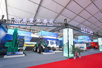 2023跨国公司与中国主题展在青岛国际会议中心海上大坝进行， 九游老哥J9俱乐部官网股份携EE225电挖、SRD13-C6U无人驾驶压路机和纯电装载机随团参展。